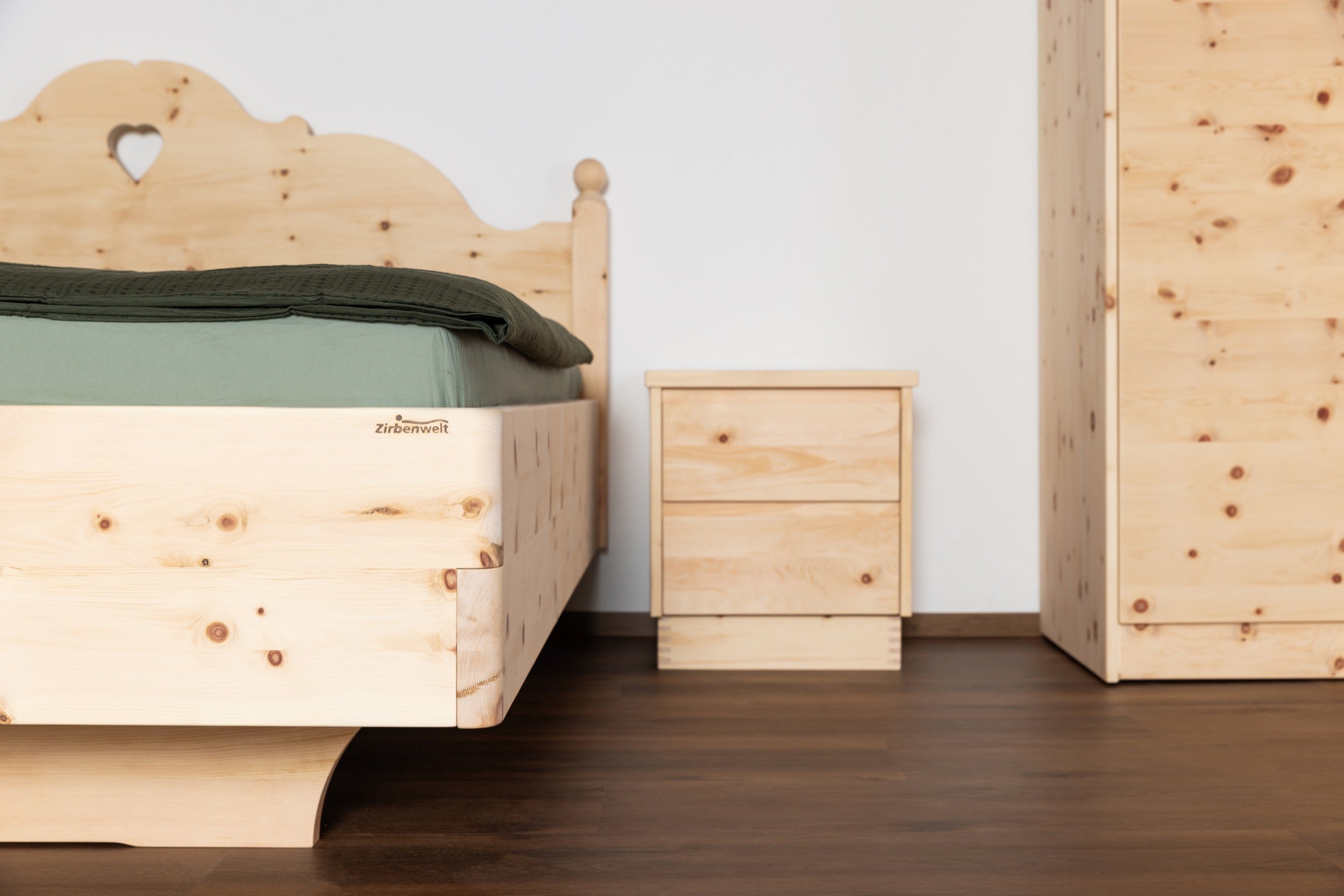 Zirbenbett Heart mit Nachtkasten und Ansicht von unten