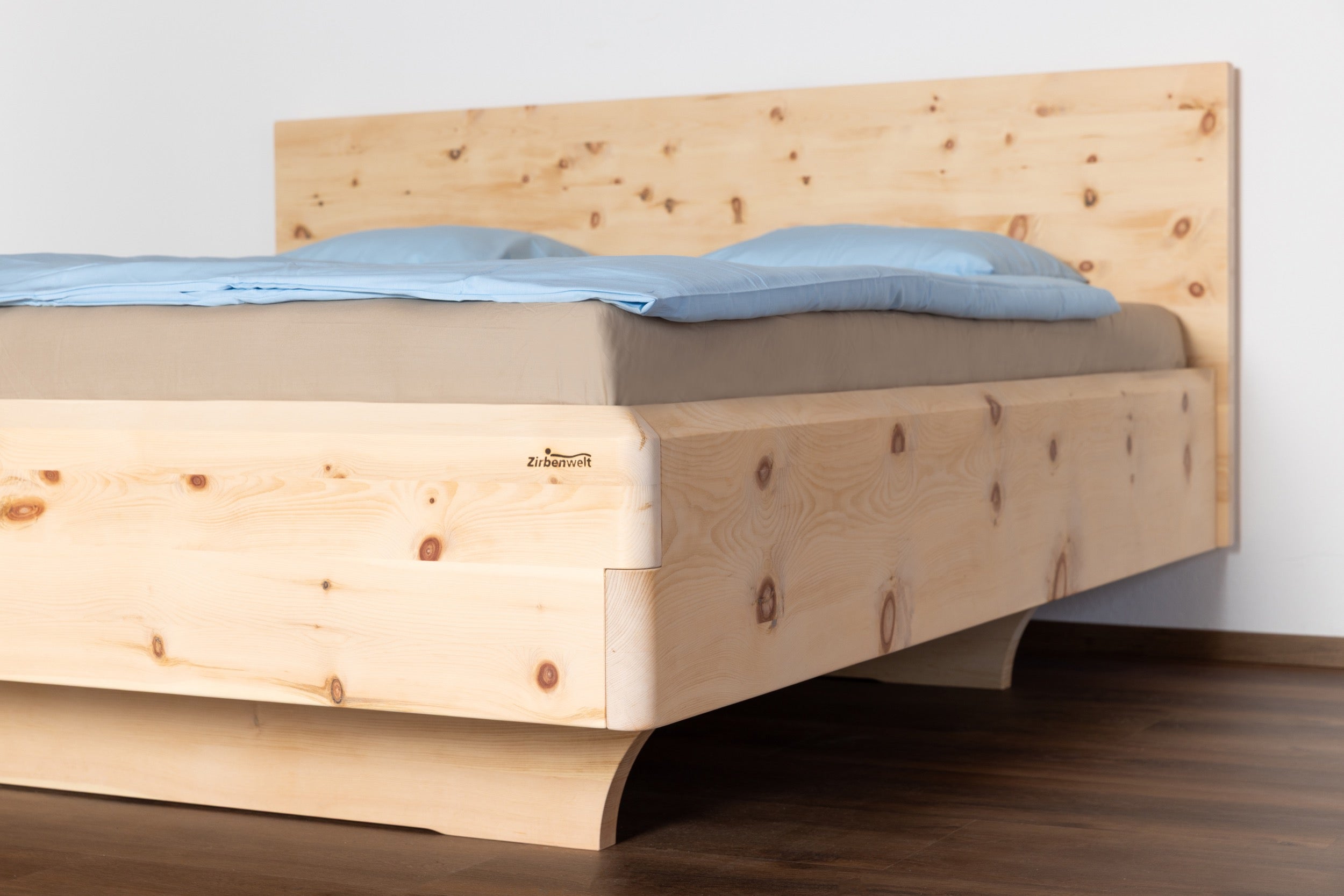 Modernes Zirbenbett mit schwebendem Rahmen aus Zirbenholz Detail Facettenkante