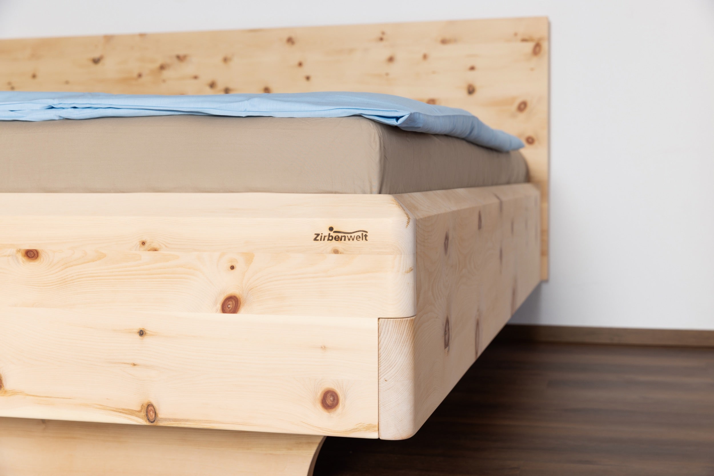 Detail Facettenkante eines Zirbenholz Bett aus 40mm Holzstärke