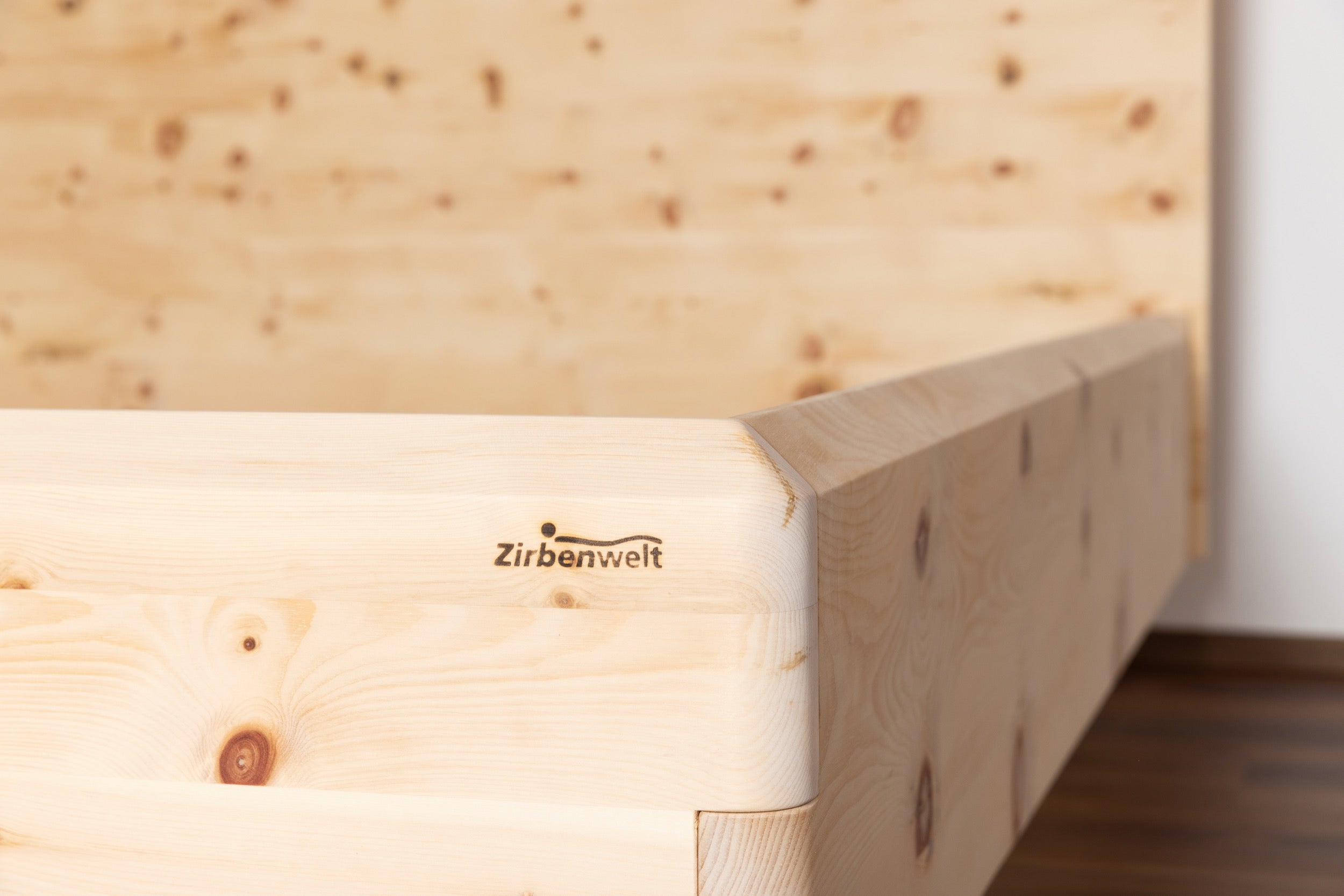 Detail Facettenkante eines Zirbenholz Bett aus 40mm Holzstärke ohne Lattenrost Matratze und Bettwäsche