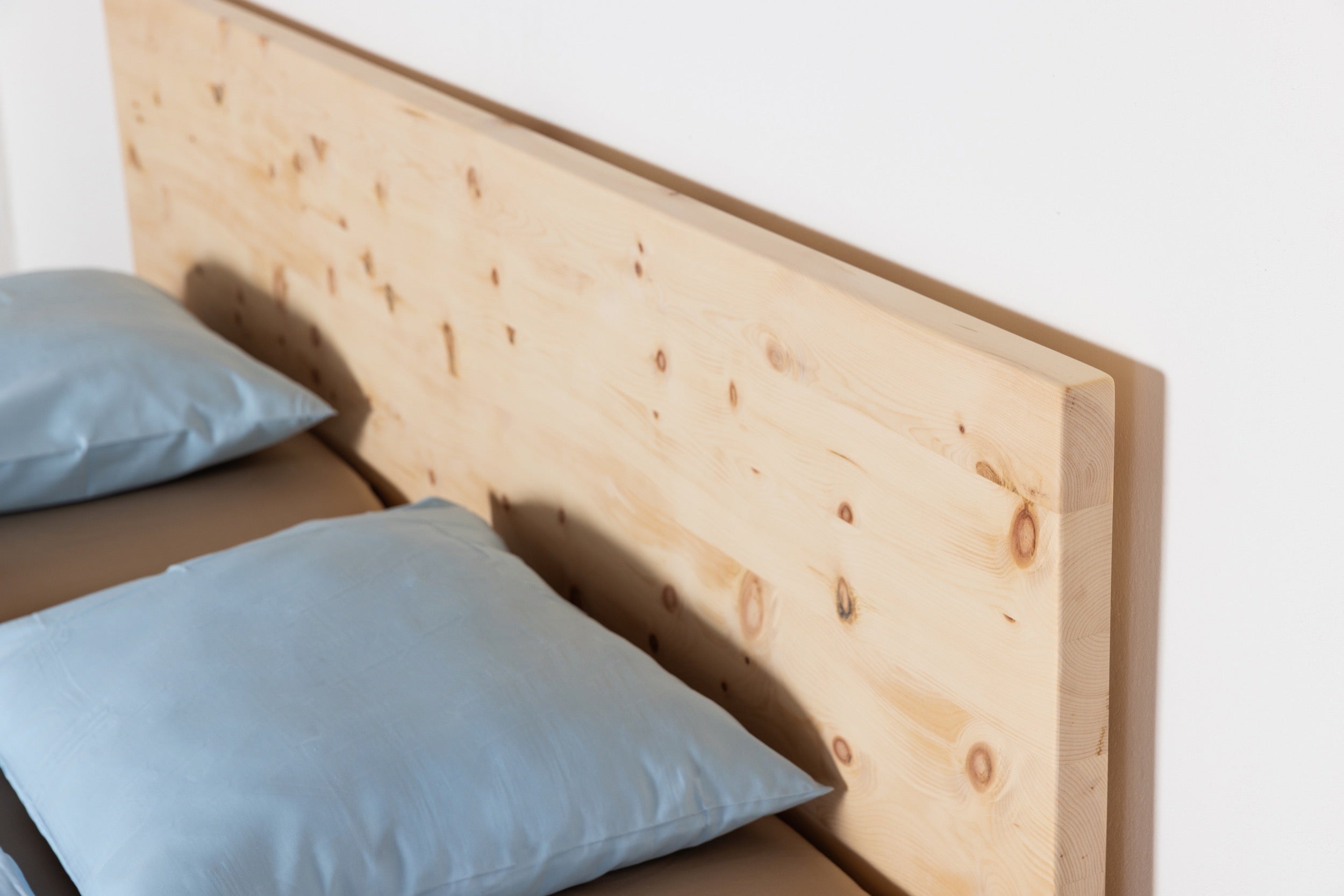 Bett aus Zirbenholz 40mm Holzstärke Kopfteil Detail