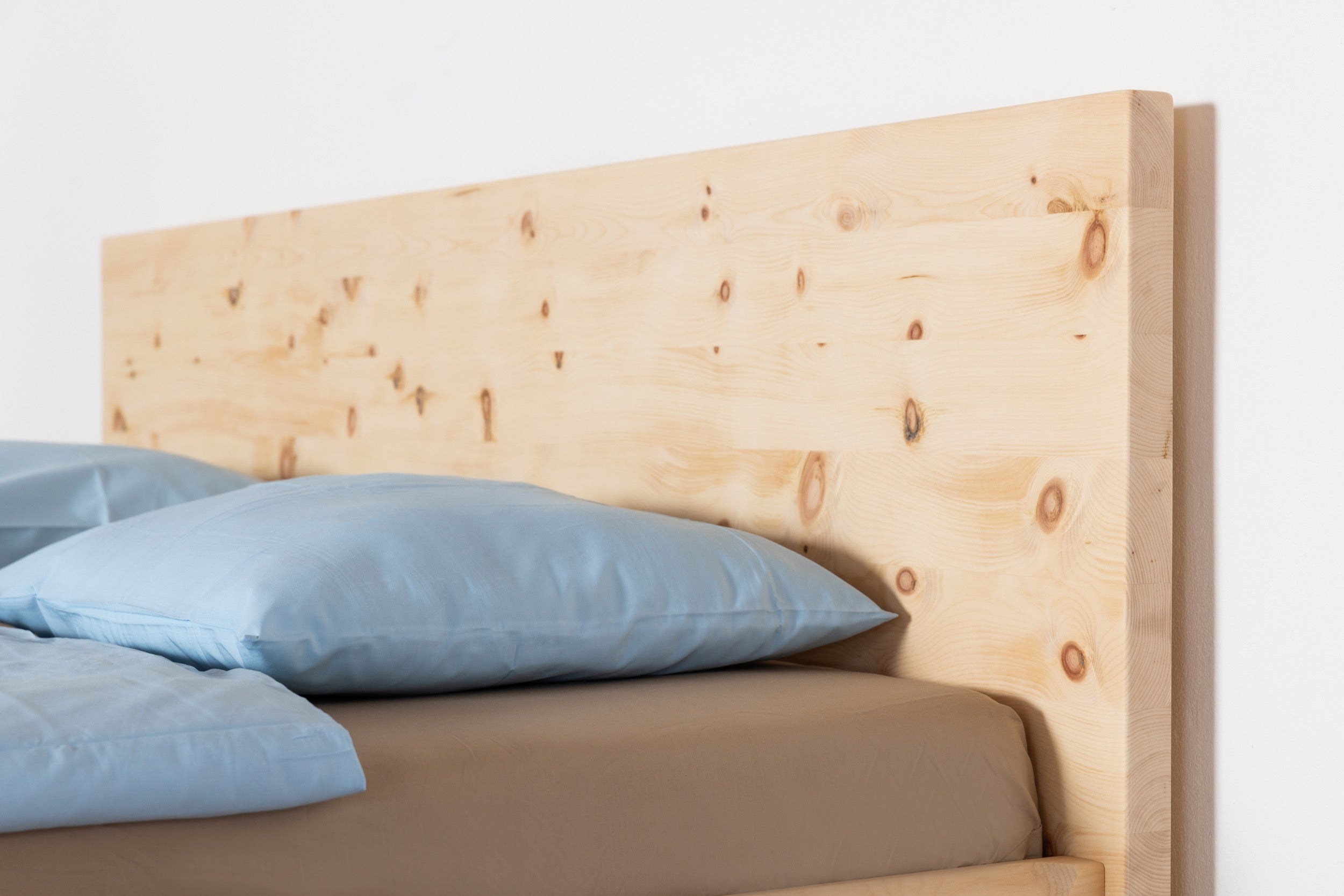 Bett aus Zirbenholz 40mm Holzstärke Kopfteil Detail weitere Ansicht