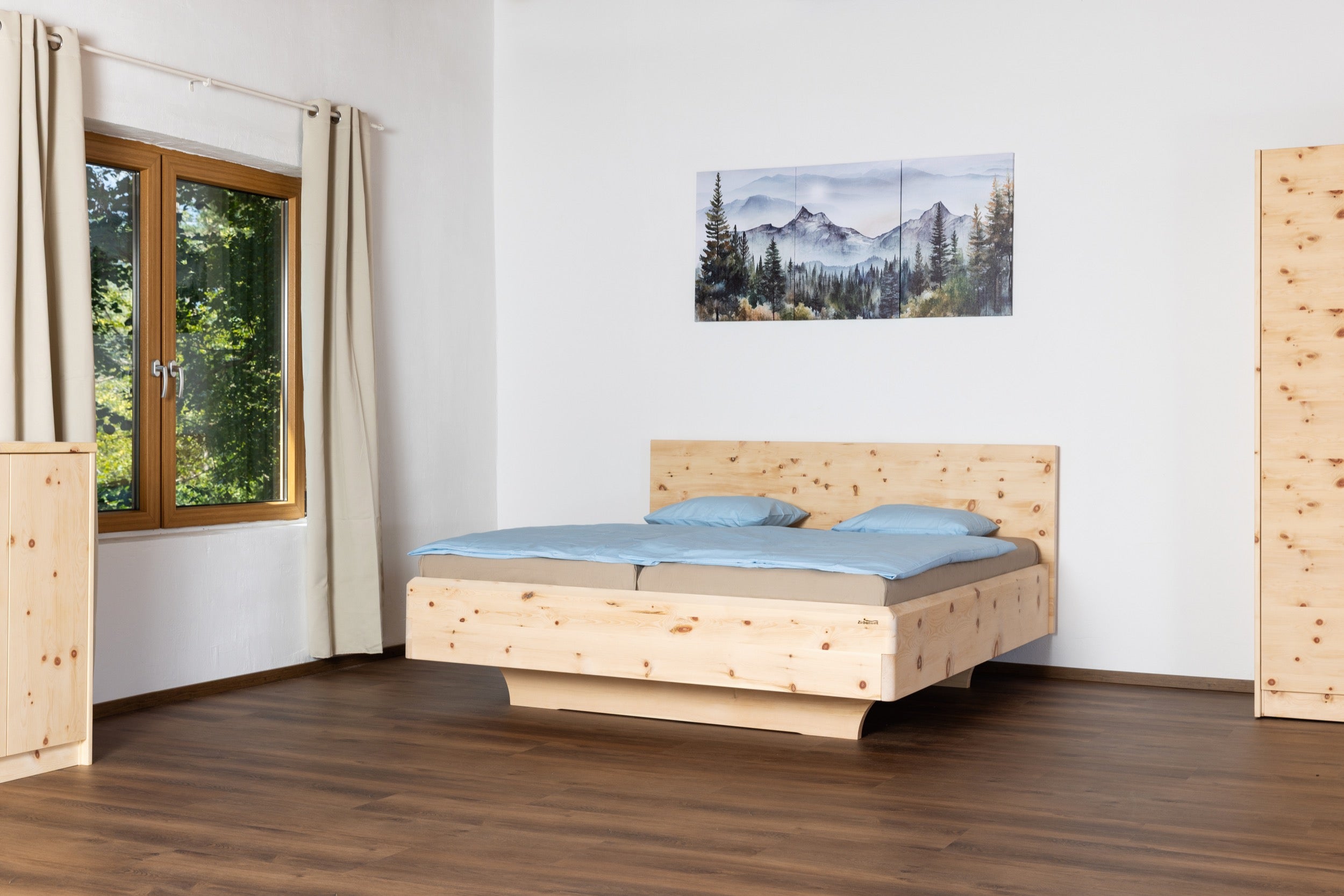 Modernes Zirbenbett mit schwebendem Rahmen aus Zirbenholz Seitenansicht ohne Nachtkasten