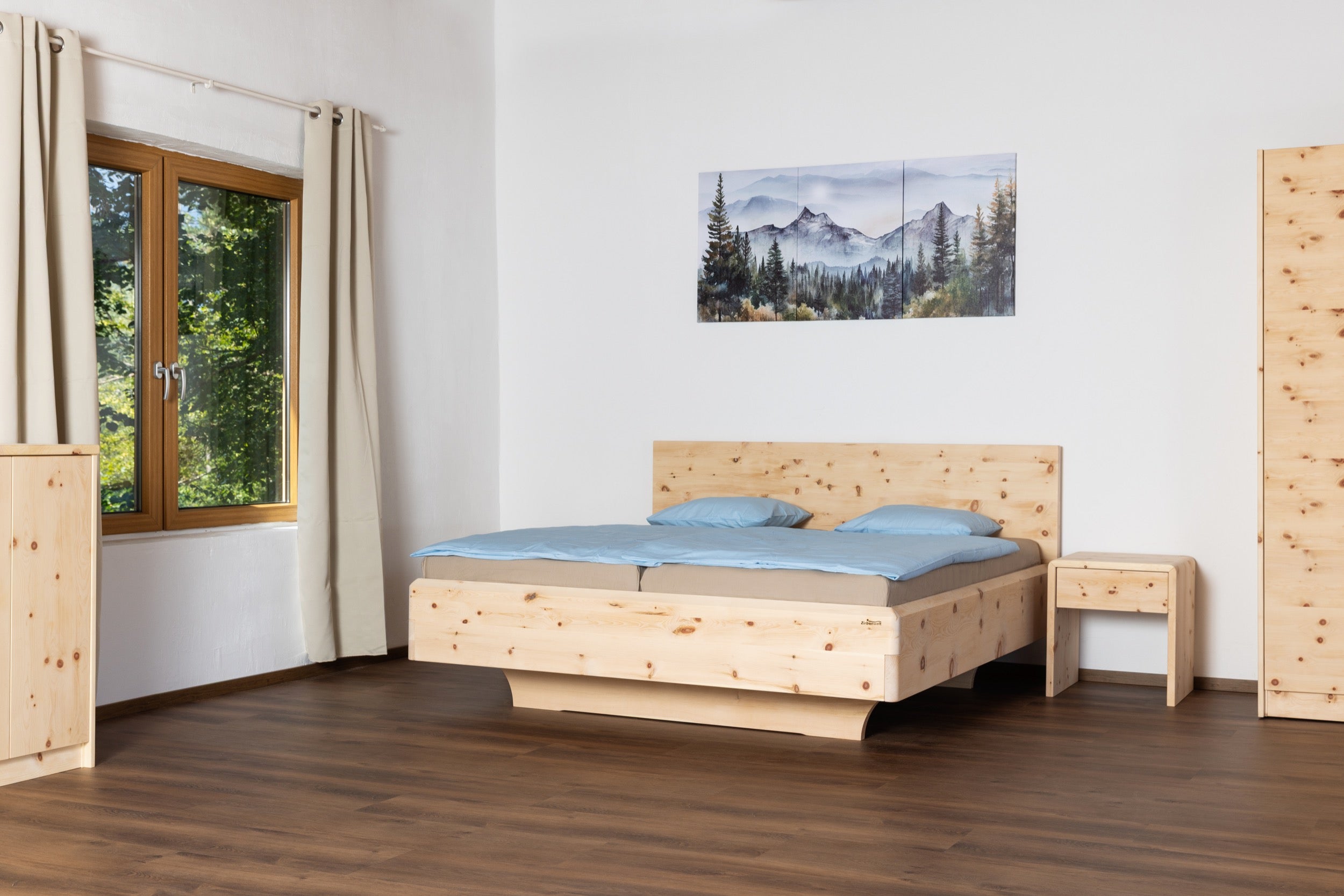 Modernes Zirbenbett mit schwebendem Rahmen aus Zirbenholz mit Nachtkasten aus Zirbenholz