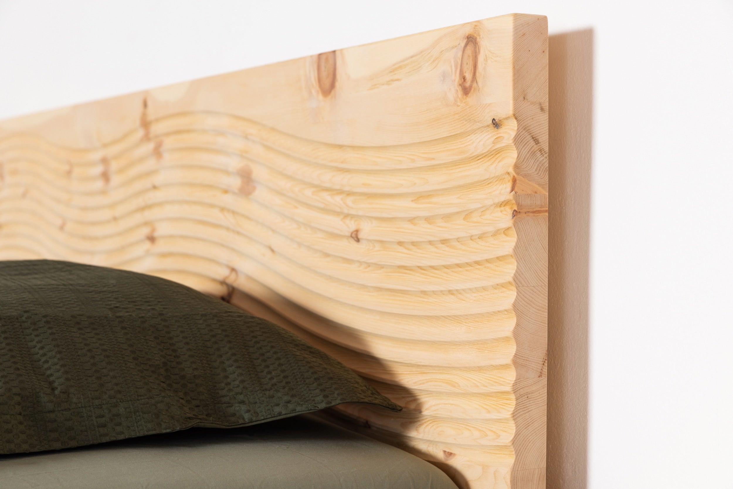 Zirbenbett Wave im modernen Wellendesign aus massivem Zirbenholz