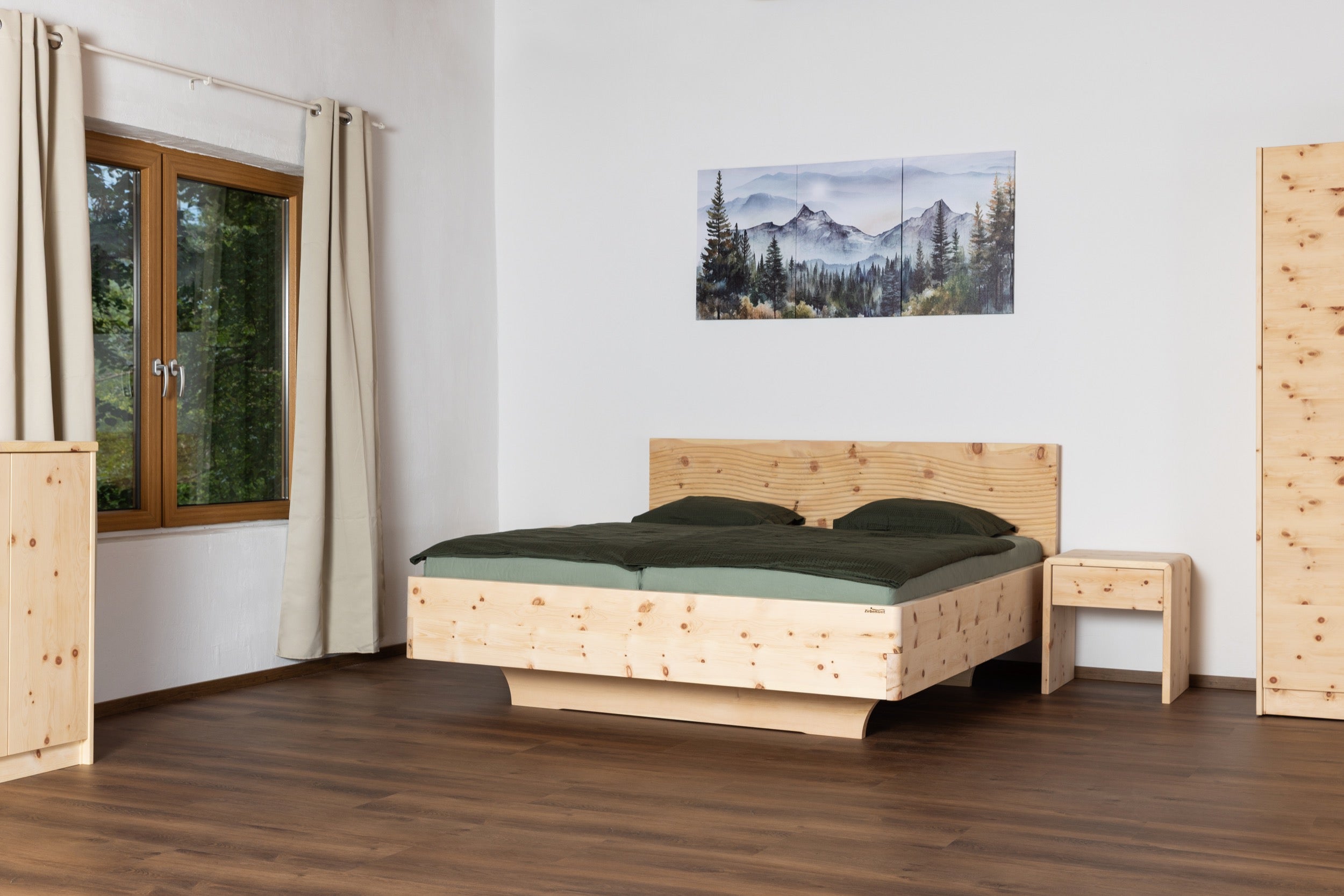 Zirbenbett Wave aus massivem österreichischem Zirbenholz mit elegant geschwungenem Design