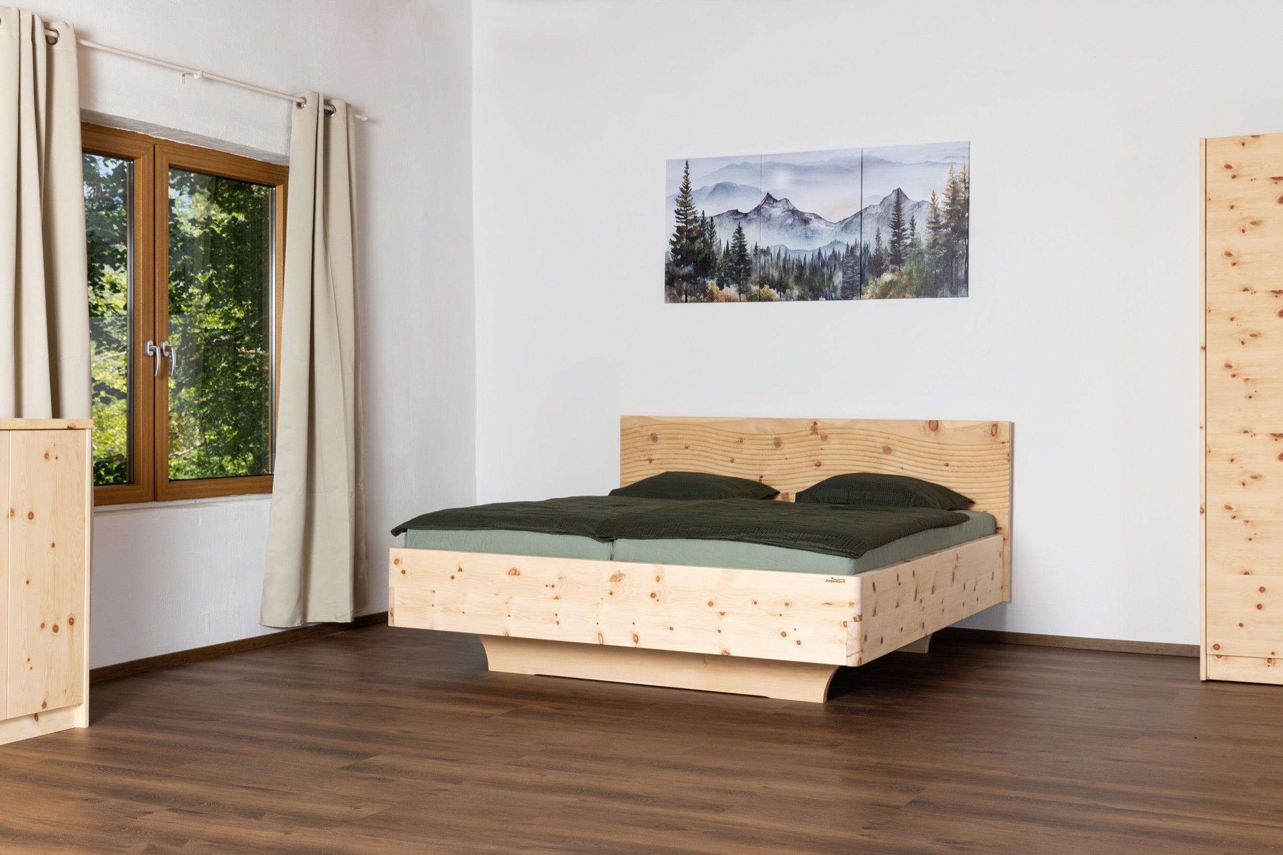 Zirbenbett Wave mit eleganter Wellenform aus hochwertigem Zirbenholz