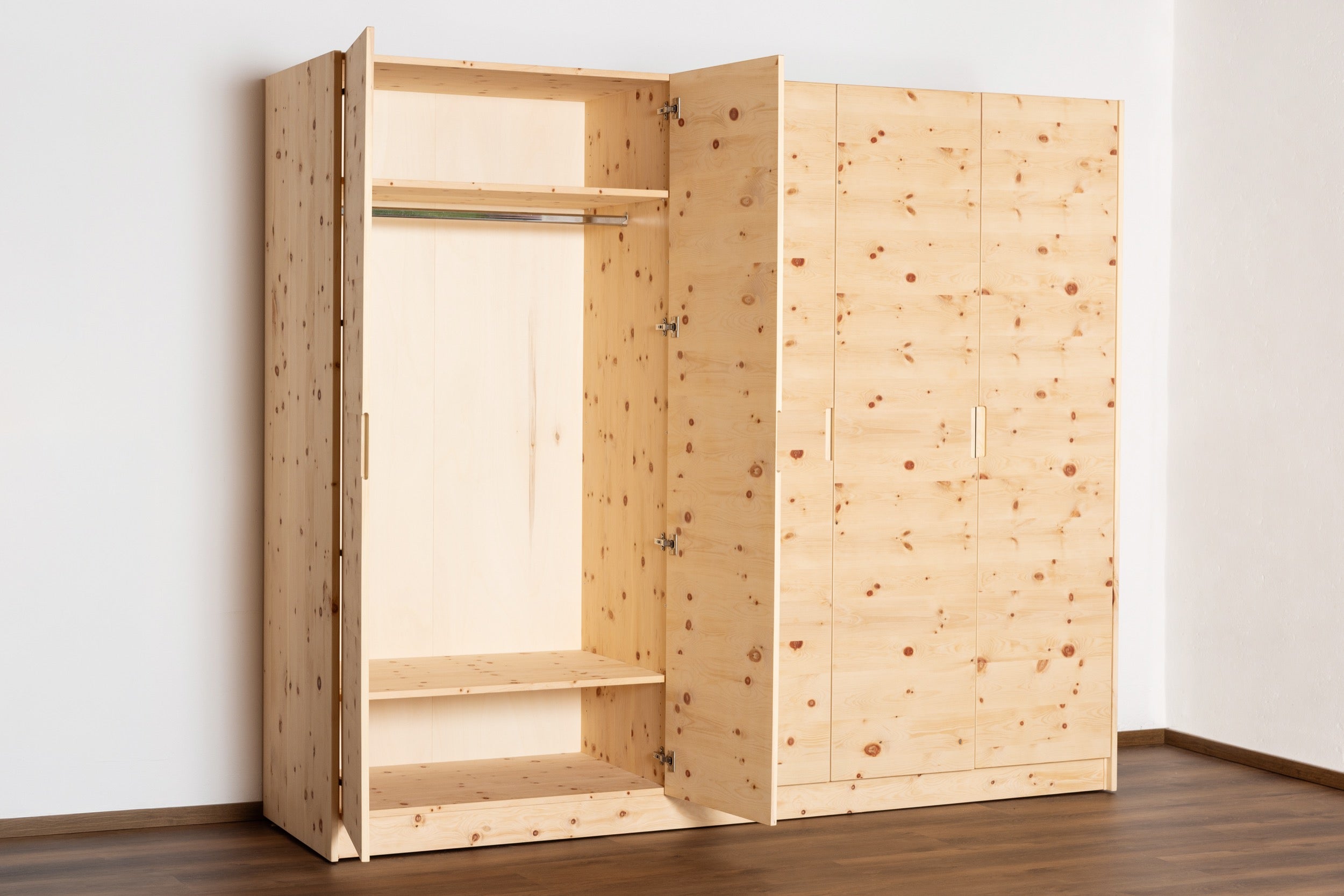 Massive Holztüren aus österreichischem Zirbenholz