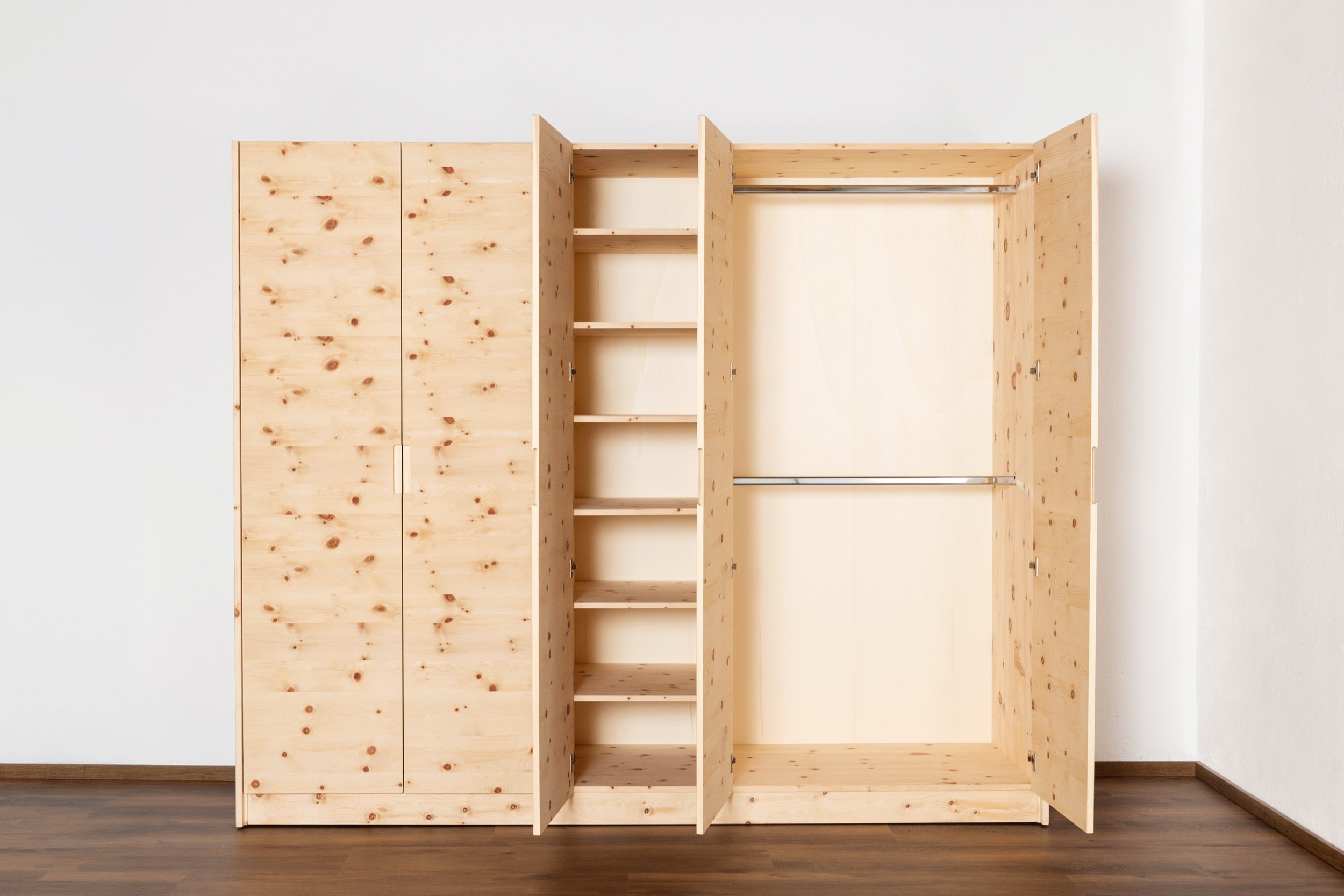 Detail der natürlichen Zirbenholz-Maserung am 5-türigen Kleiderschrank